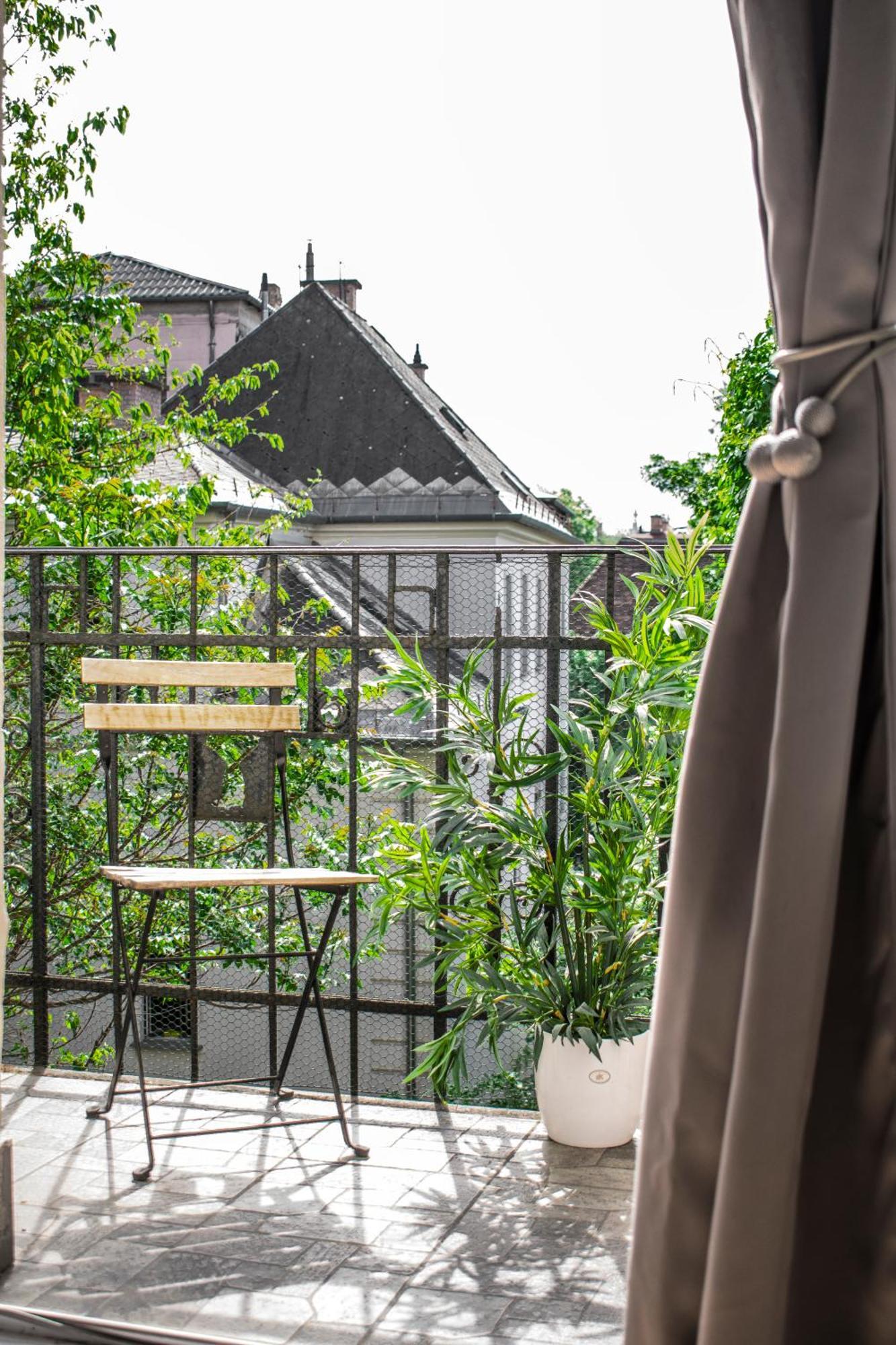 3 Room Apartment In The Beautiful Street Budapest Eksteriør bilde