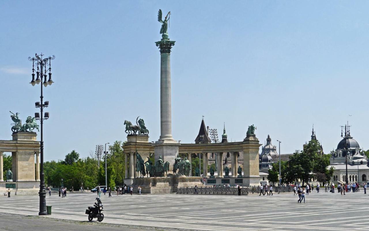 3 Room Apartment In The Beautiful Street Budapest Eksteriør bilde