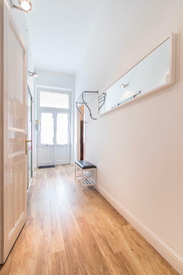 3 Room Apartment In The Beautiful Street Budapest Eksteriør bilde